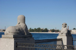 сфинксы над гротом