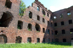 разрушенный тюремный корпус