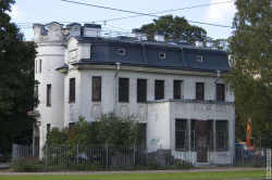 интересный дом через дорогу