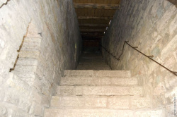 каменная лестница на крепостной ход