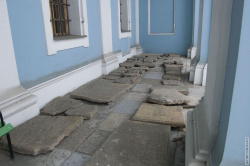 надгробия XVIII века у входа в собор