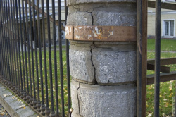 Аварийное состояние ограды Выборгского сада