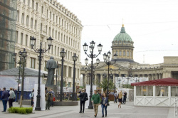 Казанский собор, Памятник Н.В. Гоголю, летние книжные аллеи