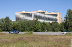 асфальтированная стоянка в центре парка