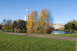 озеро с островом в центре сада Бенуа