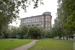 Вид на дом по Сердобольской 1 из Ланского сада