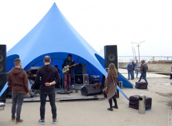 музыканты на набережной финского залива