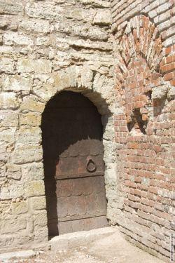 одна из сохранившихся дверей в крепости