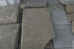 надгробия найденные при раскопках