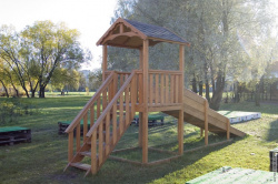 Зимняя горка за рестораном