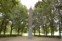 стелла в честь создания парка в окружении дубов