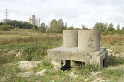 бетонное сооружение вдали от дорожек