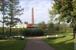 клумба у железной дороги