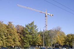 строительный кран над Гренадерским садом
