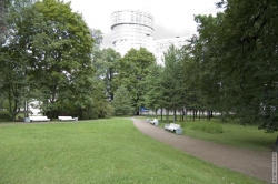 лужайка возле памятника Маргелову