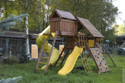 детская площадка позади ресторана