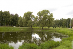 круглый пруд у главного входа