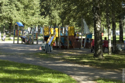 детская площадка в тени деревьев