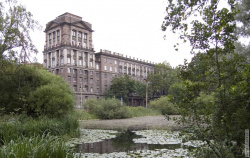 здание рядом с парком